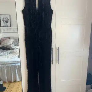 Snygg jumpsuit från hm, storlek 40. Använd vid 2 tillfällen. Skriv för fler bilder. Pris diskuterbart