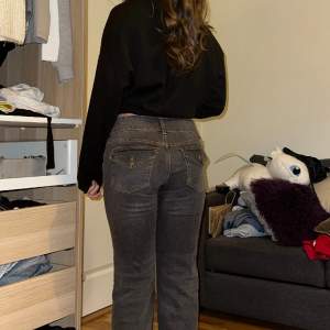 De populära mörkgråa jeansen från HM med fickor baktill. Helt slutsålda på hemsidan. Säljer då jag har många liknande. I väldigt bra skick!❤️ Storlek 38 men passar även mig som brukar ha 36
