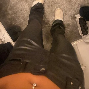 Läder byxor  - Jätte fina läser byxor från Gina tricot bootcut med medelhög midja men kan ha dem längre ner så det dem blir lågmidjade