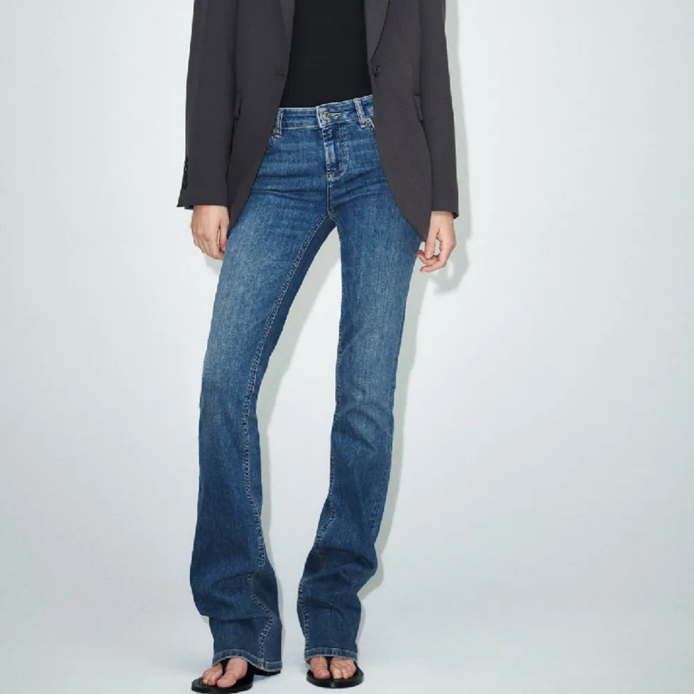 Lågmidjade jeans från Zara i storlek 32. Slutsålda på deras hemsida och går inte att köpa längre. Använda men i fint skick. . Jeans & Byxor.