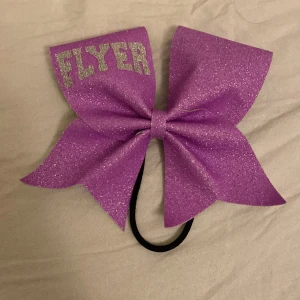 En cheerleading flyer bow 🎀🌸💕 - Väldigt bra skick,köptes på NALC. Väldigt söt🎀