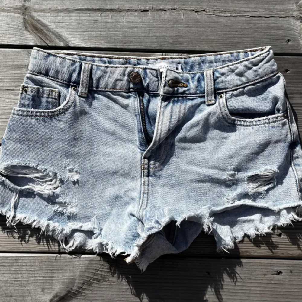 Jättefina Jeans shorts, köpta på Plick men var tyvärr försmå. OBS lånade bilder! Fråga om egna bilder.’💞. Shorts.