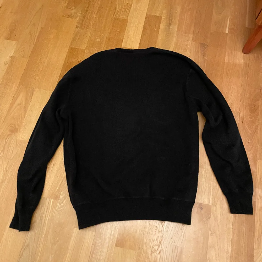 Mörkgrön Ralph lauren sweatshirt som är i okej skick. Lappen har låsnat i ena sidan annars inget direkt fel på den. . Stickat.