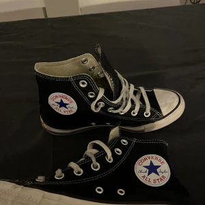 Converse  - Detta är ett par Converse som inte längre kommer till användning pga att det inte riktigt är min stol längre! Jag vill gärna få de sålda så någon annan kan ha de till användning ❤️