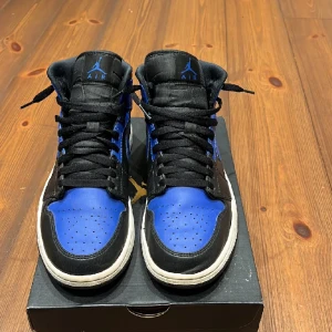 Jordan 1 mid hyper royale - Ett par Jordan 1 i väldigt bra skick men är lite smutsiga på sulan. Men kommer inte längre till användning. Säljer de väldigt billigt så var snabb och tveka inte på att ställa frågor. Nypris 2999kr. Köparen står för frakten.😊