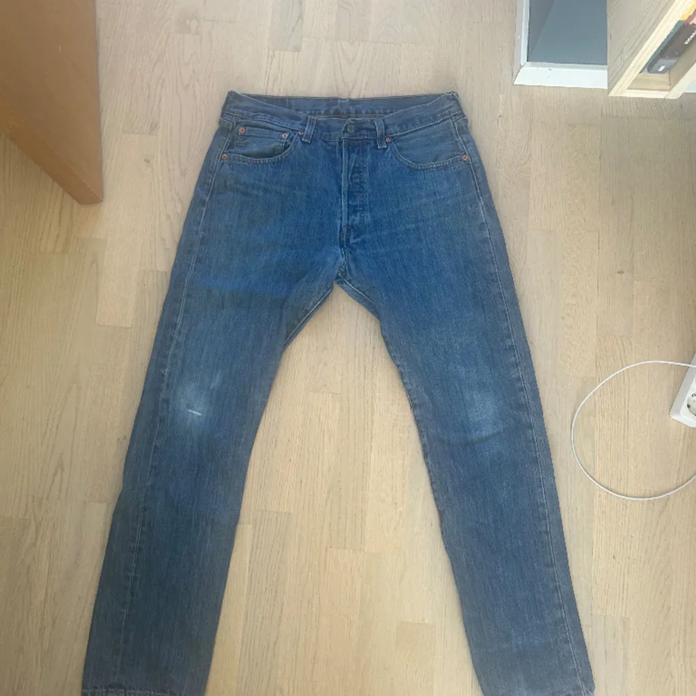 Ett par snygga retro jeans som passar på både män och kvinnor samt är lite slitna, annars är de i bra skick och storlek W33 L32. Jeans & Byxor.