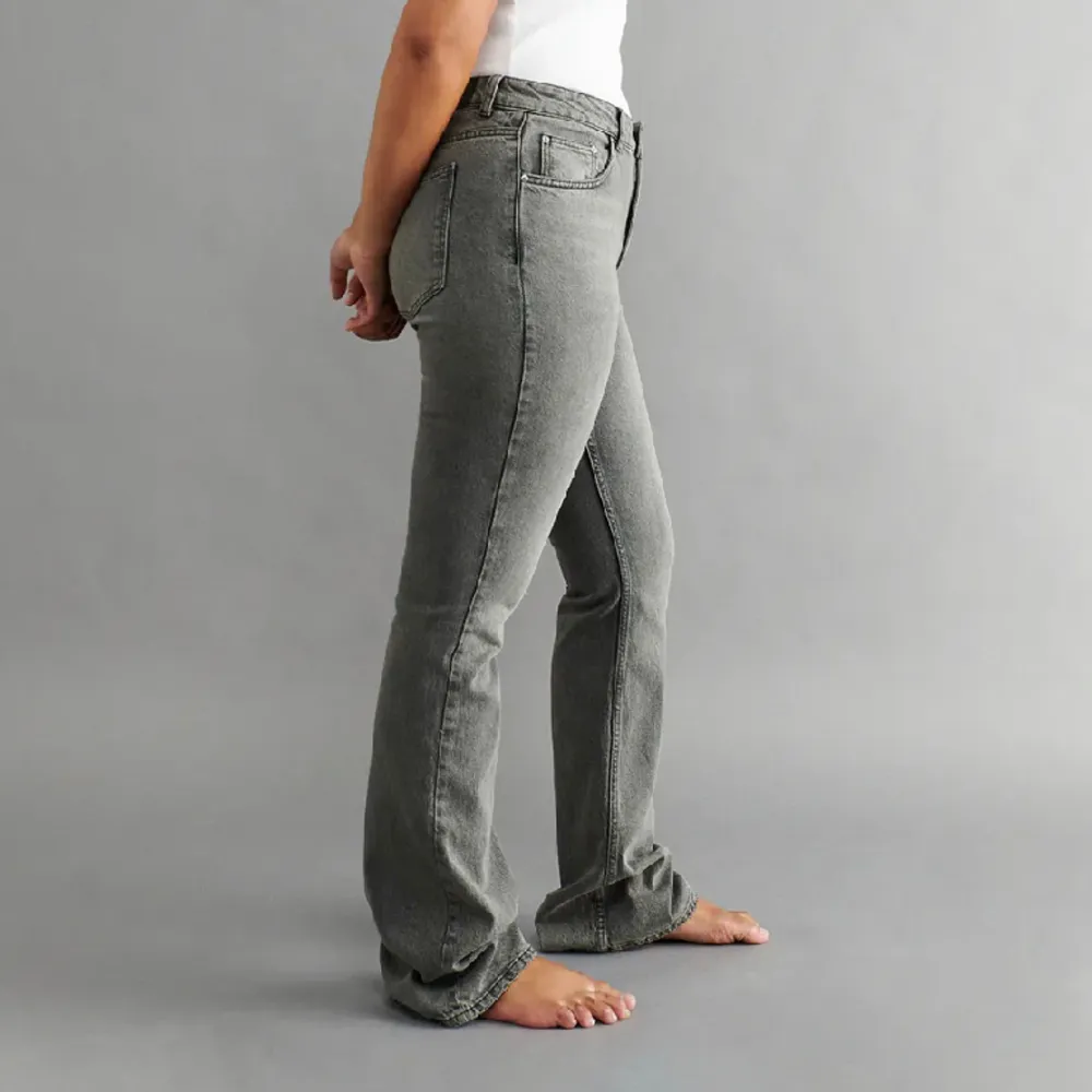 Gråa jeans från ginatricot, använt få tall gånger💕 Köpte dom för 499kr Skriv till mig om priset eller om ni har några frågor❤️. Jeans & Byxor.
