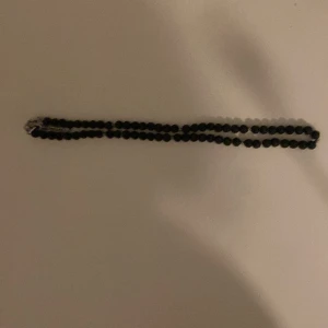 Lavasten halsband - Fint halsband gjort av lavastenar. Köpt på en vanlig smyckesbutik för 750kr. Skriv i dm för frågor. Går att ändra storleken lite.