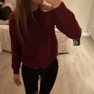 Vinröd sweatshirt  - Skön men kommer aldrig till användning längre. 
