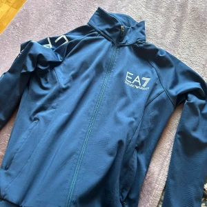 Armani kofta  - Ea7 emporio armani kofta helt ny köpte till min storebror men den passade ej han så säljer aldrig använd 