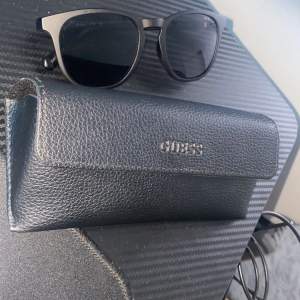 Guess solglasögon som är perfekt inför sommaren (ny pris 1200) (mitt pris 550) glasögonen är i dens själva ’paket’ och är redo att hämtas