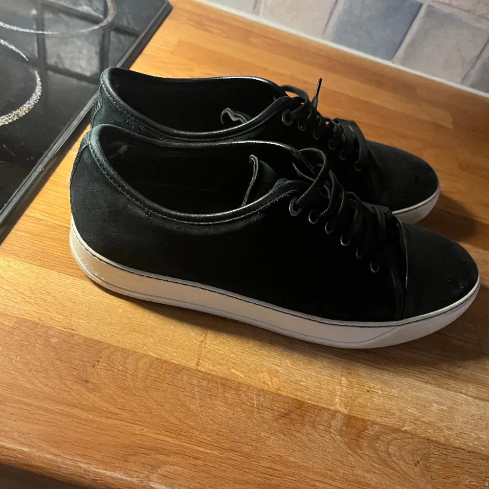 Riktigt fräscha och stilrena sneakers inför våren! Skicket är riktigt bra så gott som nya, minimal defekt i ena hälen men inget som märks av vid användning. Storlek: uk10 Skicka 9/10  normal pris:4400  mitt pris:2400 . Skor.