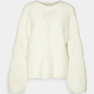 intressekoll stickad arket tröja - Intressekoll på min vita stickade arket tröja, superfin verkligen och så gosig 💕Osäker om jag vill sälja men kontakta mig vid intresse. Lämna gärna prisförslag.