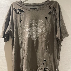 Tröja i grunge stil - Tröja i gott skick som passar perfekt till ett par svarta raka jeans💕 