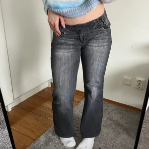 Lågmidjade bootcut - Väldigt låga bootcut jeans. De är gråa och extremt snygga. Sitter bra på mig som är 162cm lång :)  Hör av dig om du har frågor 🙏🏼