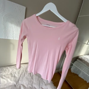 Ralph Lauren tröja - Fint stickad ljusrosa Ralph Lauren tröja. Är i storlek 12-14 (150/80) men passar xs