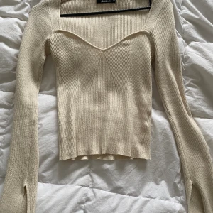 Beige tröja - Beige långarmad tröja från Gina. Har en slits vid armarna
