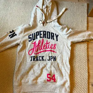 Grå hoodie med tryck från Superdry, nypris 899