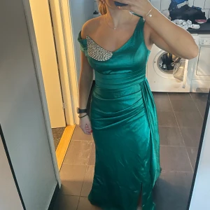 Balklänning - Säljer denna balklänning då den inte passade mig!🤍 Skriv privat för fler bilder🥰
