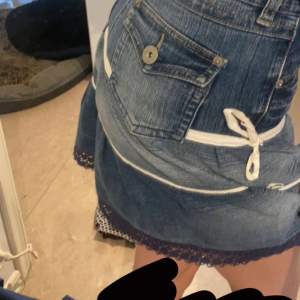 Det är en jätte fin jeans kjol, Xs💕 rosett detaljer 🎀