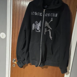 Rhine stone zip - Säljer denna feta cosa nostra tröjan nuvarande costino Stockholm. Mycket bra skick bara fåtal pärlor som trillat av och lite krångel med drag kedjan. Hör av er ifall det är något!