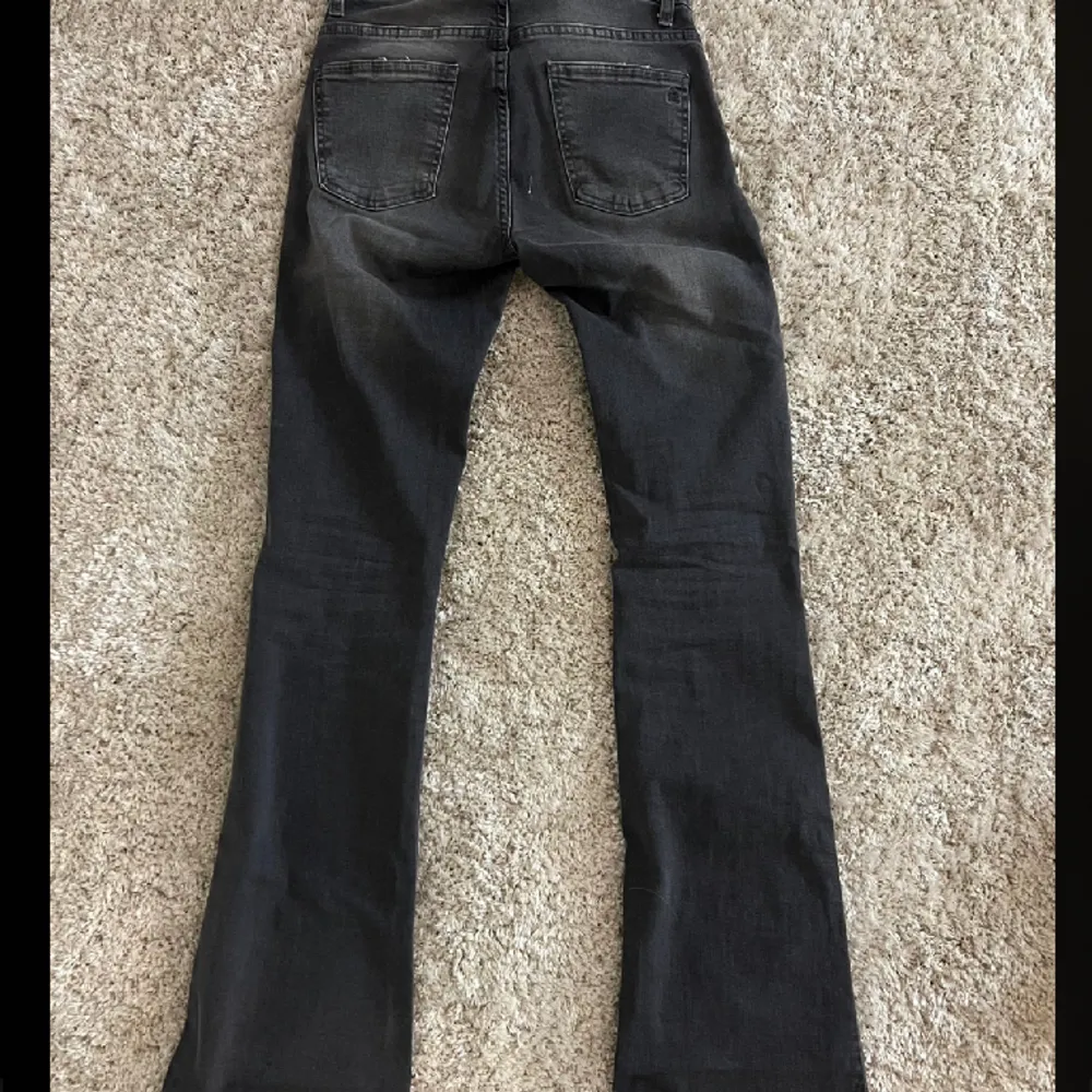 Gråa bootcut jeans i storlek 36 från scalpers, perfekt skick. Jag är 166cm lång💕. Jeans & Byxor.