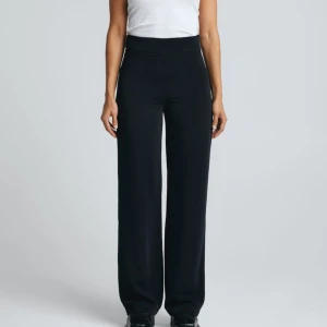 Bikbok byxor  - Helt nya byxor med prislappen kvar från  Bikbok, nypris 399kr.  Storlek 40. Färgen är mörk grå.