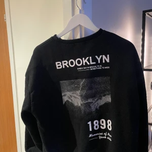 Sweatshirt  - Svart sweatshirt med tryck på ryggen. Jättefin kvalitet och nästan inte använd.