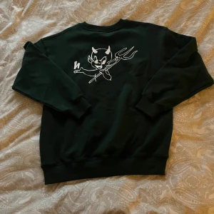 Harlaut sweater M - Helt ny aldrig användt Harlaut sweater me najs backprint i storlek M