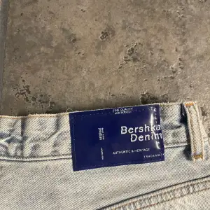 Säljer ett par oanvända Bershka jeans wide som endast legat och tagit plats i garderoben. Inköpspris 899.   Köparen står för frakt!