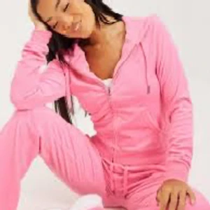 Juicy Couture sett  - Säljer mitt juicy couture sett i färgen Cotton candy, byxorna är i storlek M och tröjan L. Säljes då det är för stort, de har några defekter och egna bilder fås privat 💕