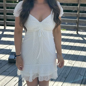 Studentklänning - Jätte fin vit klänning Perfekt till stundenten