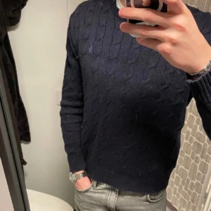 Polo Ralph lauren tröja - Kabelstickad Ralph lauren tröja  Skick 9/10 inga defekter  Säljer pga för liten  Hör av dig vid minsta lilla fråga