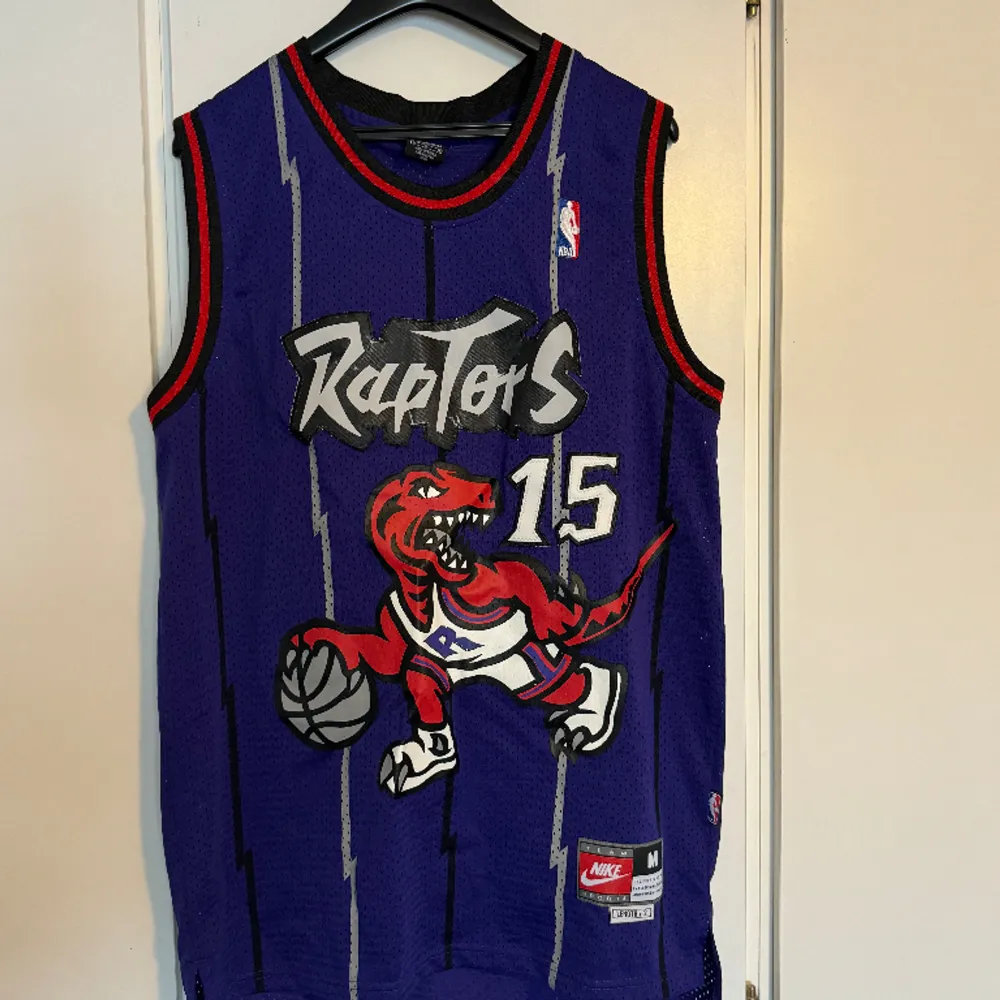Säljer nu mitt Vince Carter basketlinne från tiden där han spelade i Toronto Raptors! Oerhört bra skick även om det varit ett av mina favoritlinnen! Köpt på Tradera för ett år sedan för 800kr! Sätter pris på 500kr men snabb affär så kan det diskutera. Toppar.