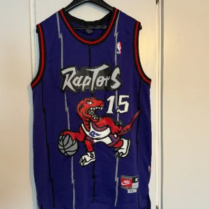 VINCE CARTER BASKETLINNE - Säljer nu mitt Vince Carter basketlinne från tiden där han spelade i Toronto Raptors! Oerhört bra skick även om det varit ett av mina favoritlinnen! Köpt på Tradera för ett år sedan för 800kr! Sätter pris på 500kr men snabb affär så kan det diskutera