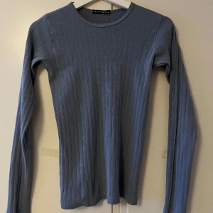 Tröja Brandy Melville - En blå långärmad tröja från brandy Melville med pointelle mönster. I superbra skick, inga hål eller slitningar. Randen på tröjan på första bilden är endast pga vikning. Skriv för fler frågor💕