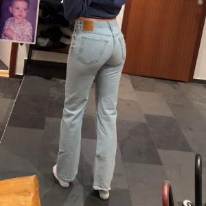 Low waist straight från bikbok i ljusblå🩵 Waist 26 & Length 32 Sköna jeans som sitter snyggt, säljer på grund av för liten storlek på mig, jag är 170 så dem är lite korta på mig men annars älskar jag dem! Har endast använts en gång🫶🏼(ej ink frakt)