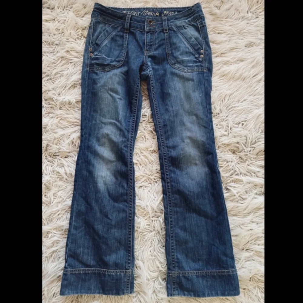 Lågmidjade Esprit denim 94107 jeans, använda ett fåtal gånger, storlek 29/32. Midjemåttet sida till sida är ca 39cm och innerbenslängden är ca 76cm.🫶🏼. Jeans & Byxor.