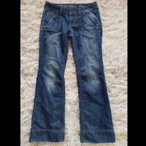 Lågmidjade Esprit denim 94107 jeans, använda ett fåtal gånger, storlek 29/32. Midjemåttet sida till sida är ca 39cm och innerbenslängden är ca 76cm.🫶🏼