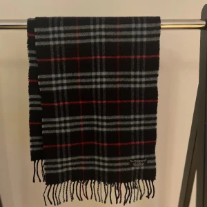 Burberry Halsduk - Tja säljer nu min Burberry check scarf som är i 100% lambswool skicket på halsduken är 8/10 Vid fler frågor eller funderingar kontakta mig ⚡️