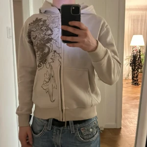 Comfy zip-up - En bekväm zip-up med tryck. Jag är 175 cm. 