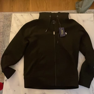 Ralph lauren zip svart - Ny, storlek M men passar också S. Säljer för att den var för liten.