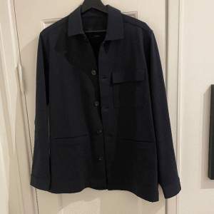 Säljer nu denna feta overshirt från Massimo dutti använd 1 gång så den är i nyskick  Storlek M