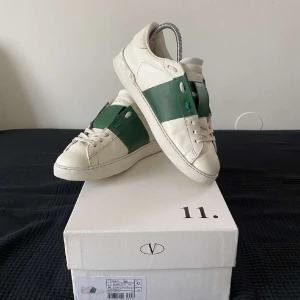 Valentino skor - Mörkgröna valentino skor Storlek 42 passar 43 Nypris ca 7000 Vårt pris 2000 Hör av dig vid några funderingar