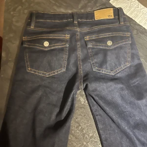Low waist jeans från lager 157 - Har inte använt dessa en ända gång pågrund av att dom var för stora i midjan. Perfekt i längden för mig som är 166 och super snygga bakfickor med knappar. Plus snygga detaljer runt sömmarna.