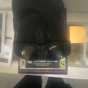 Cp company mössa - Knappt använd väldigt bra skift  Orginal pris 1700kr säljer den för 1400kr