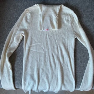 Varm vit tröja  - Varm vit polo tröja i jätte fint skick. Aldrig använd av mig. Den har fått lite smink på sig som förhoppningsvis går att tvätta bort runt halsen. Men inget som syns när man har plagget på sig💕💕