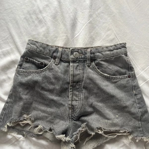 Jeansshorts  - Asfina jeansshorts från zara i storlek 36💓💓bara använt ett fåtal gånger!