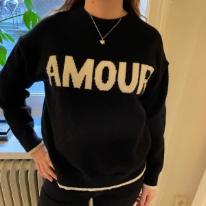 Amour stickad tröja - Amour stickad tröja. Storlek S. Köpt från Meet Me There men märket är byClara Paris. Jättefint skick. Nypris 500kr.🖤🖤🖤