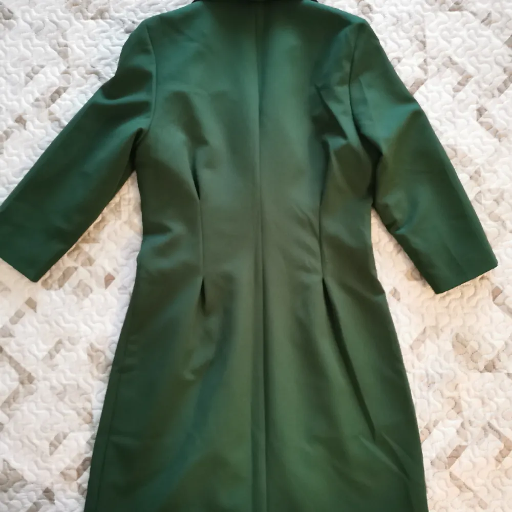 I wore it once,.The material does not wrinkle. Dress is new! Measurements Chest 44×2 Length 89. Klänningar.
